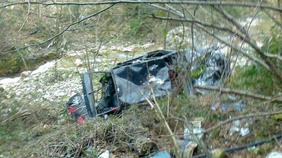 70 metrelik uçuruma düşen otomobilden sağ çıktı