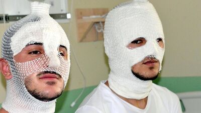 Otomobile parfüm sıkınca bu hale geldiler!