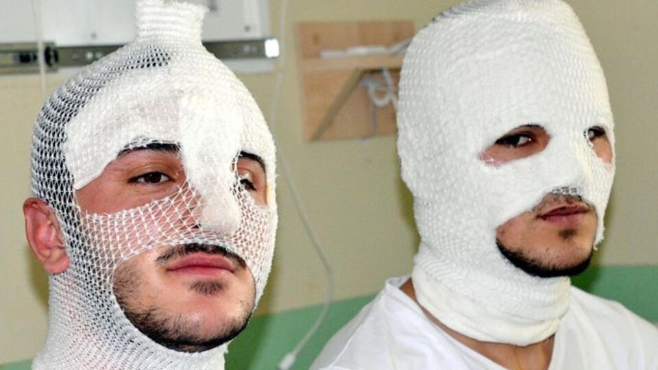 Otomobile parfüm sıkınca bu hale geldiler!