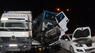 Sürücü uyuyunca TIR kırmızı ışıkta 4 araca çarptı