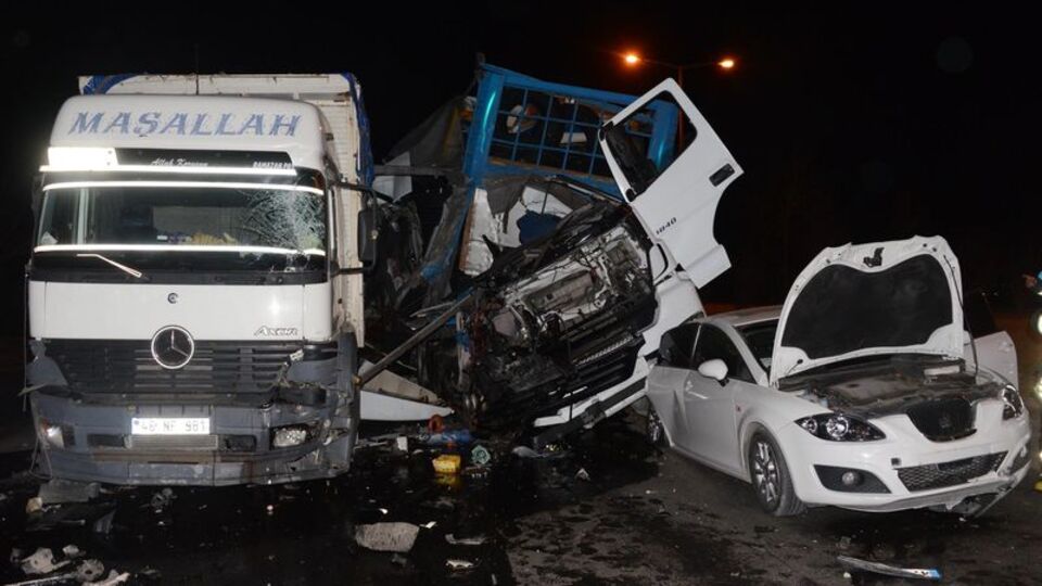 Sürücü uyuyunca TIR kırmızı ışıkta 4 araca çarptı