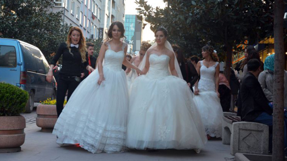 Gelinler cadde bastı!