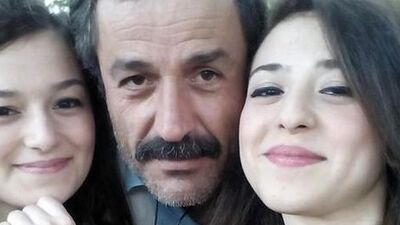 Ellerinde onun resmi sokak sokak dolaşıyorlar