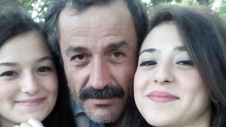 Ellerinde onun resmi sokak sokak dolaşıyorlar