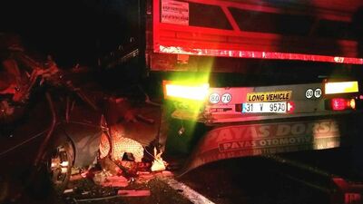 Otomobil TIR'a arkadan çarptı:1 ölü, 1 yaralı