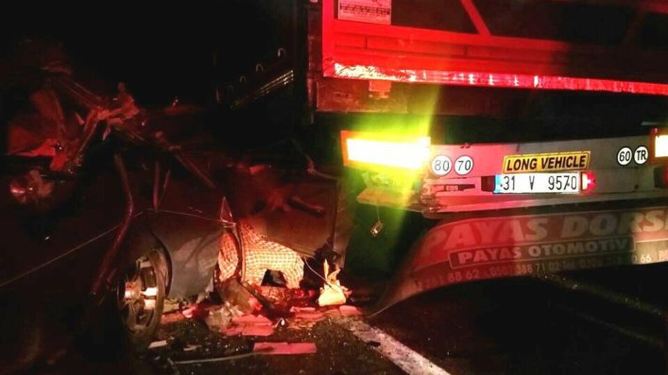 Otomobil TIR'a arkadan çarptı:1 ölü, 1 yaralı