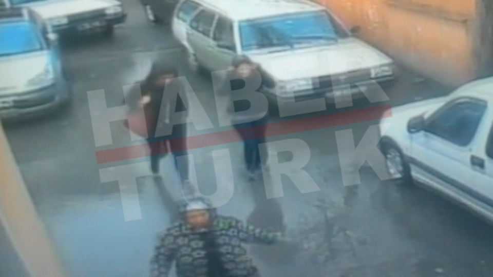 İki kadın saldırgan olay yerine böyle gitti!