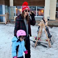 Anne-kız kayak pistinde