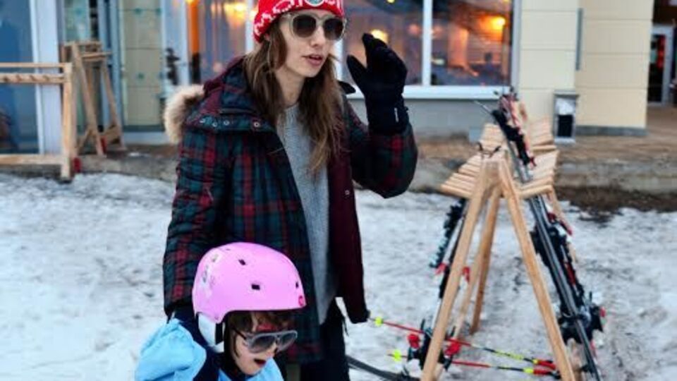 Anne-kız kayak pistinde