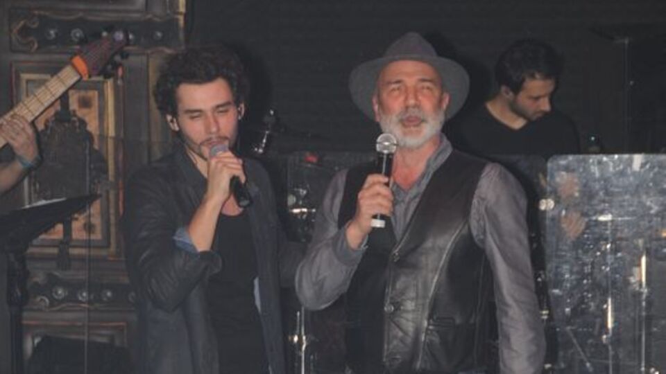 Hocasıyla düet yaptı