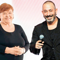 Cem Yılmaz önünde diz çöktü