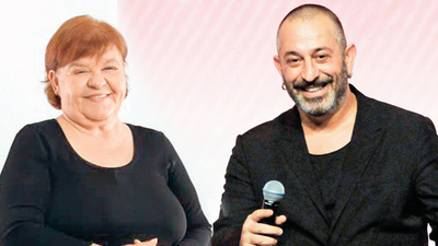 Cem Yılmaz önünde diz çöktü