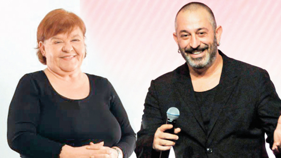 Cem Yılmaz önünde diz çöktü