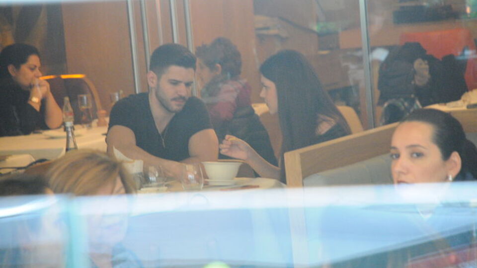 Baş başa öğle yemeği yediler