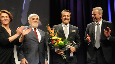 Kadir İnanır'ın da katıldığı törende gerginlik