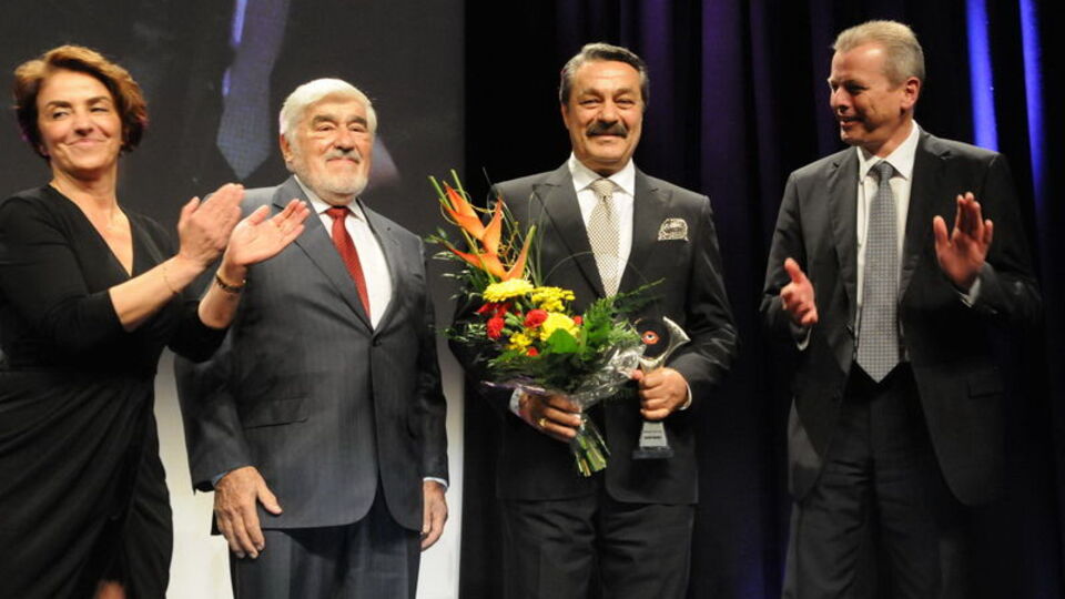 Kadir İnanır'ın da katıldığı törende gerginlik