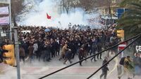 Zaman gazetesi önünde polis müdahalesi