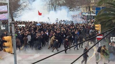 Zaman gazetesi önünde polis müdahalesi