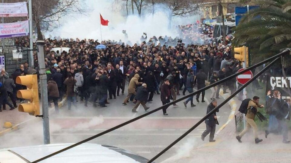 Zaman gazetesi önünde polis müdahalesi