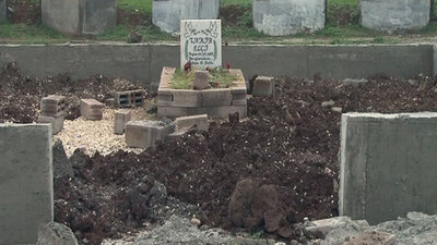 Tahir Elçi'nin mezarına duvar örüldü!