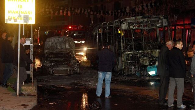 İstanbul'da halk otobüsüne molotoflu saldırı!