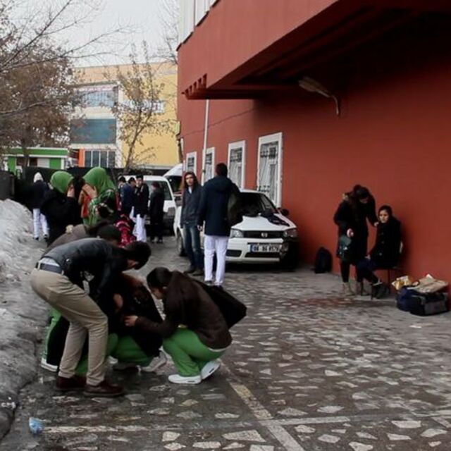 Liseli Oya, eşarbıyla kendini astı