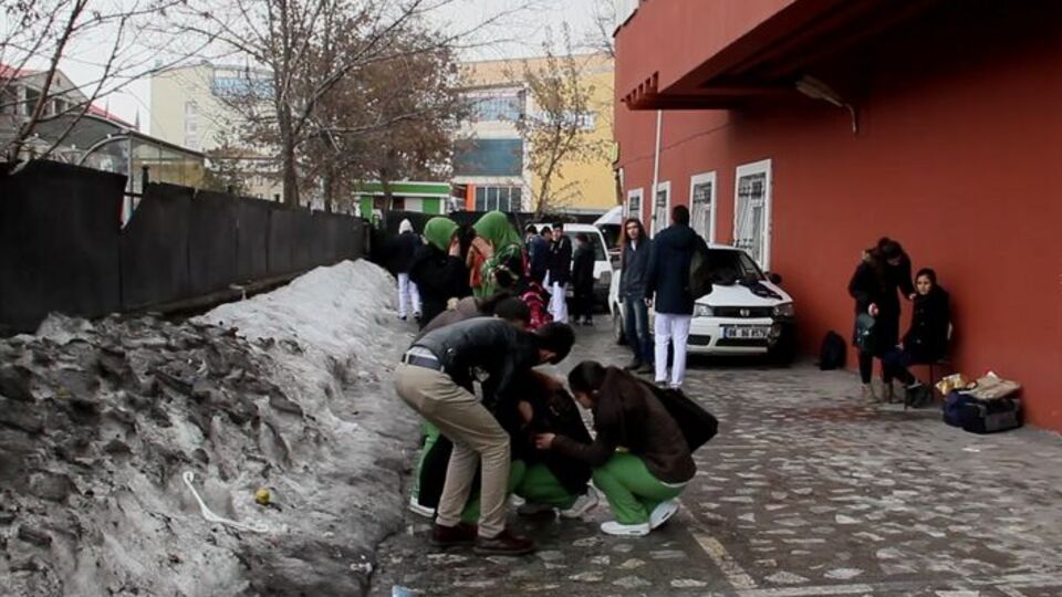 Liseli Oya, eşarbıyla kendini astı