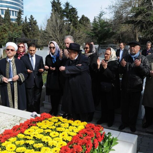 Çetin Emeç mezarı başında anıldı