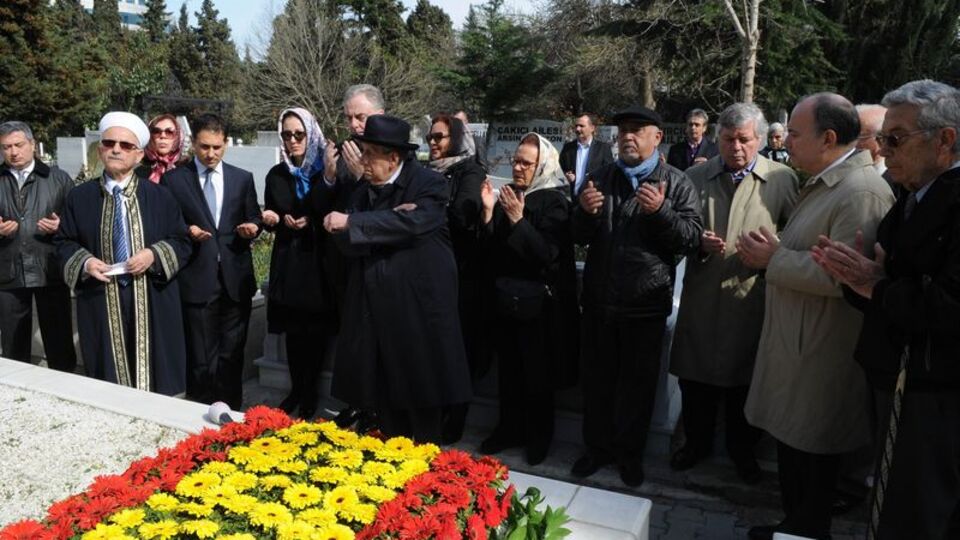 Çetin Emeç mezarı başında anıldı