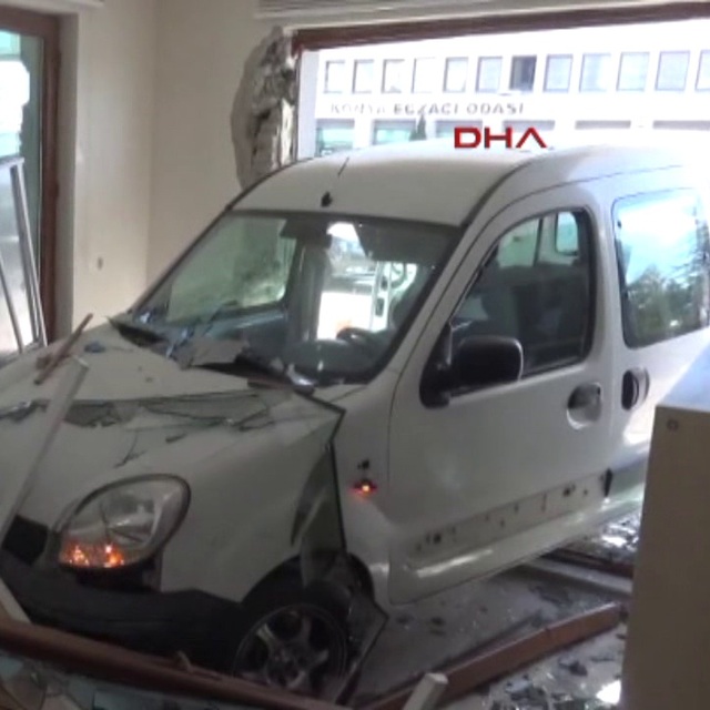 Araçla iş yerine girdi çalışanlar bomba sandı