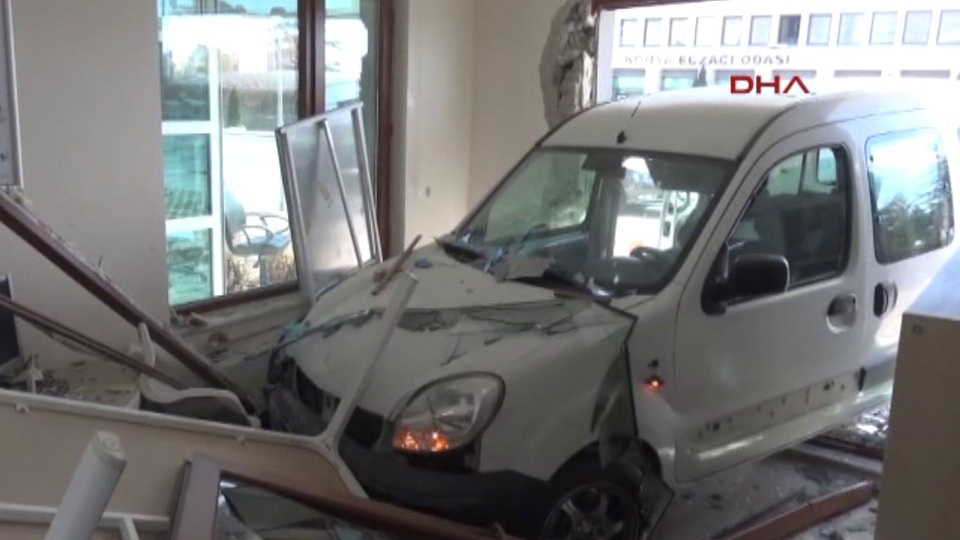 Araçla iş yerine girdi çalışanlar bomba sandı