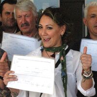 Özlem Tekin mazbatasını aldı