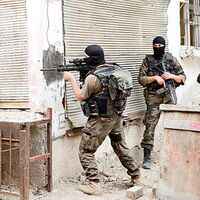 Sur'da çatışma! Vali yardımcıları ve Emniyet Müdürü de oradaydı!