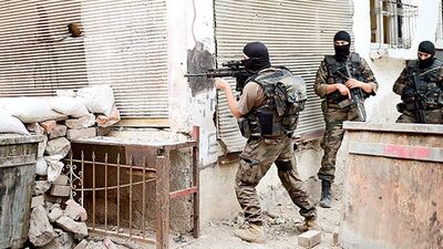 Sur'da çatışma! Vali yardımcıları ve Emniyet Müdürü de oradaydı!