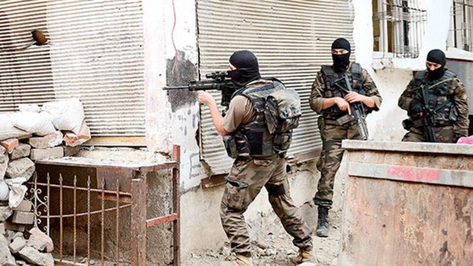 Sur'da çatışma! Vali yardımcıları ve Emniyet Müdürü de oradaydı!