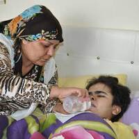 Anne ve babası nöbetleşe uyuyor çünkü...