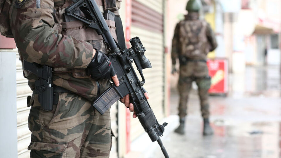 Eşinin parkasıyla uğurladı