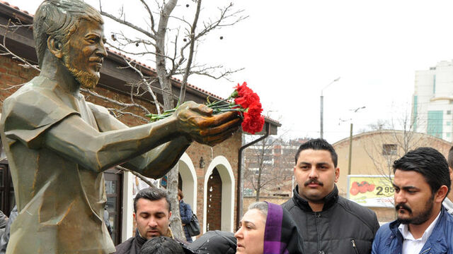 Oğullarının heykeline karanfil bıraktılar