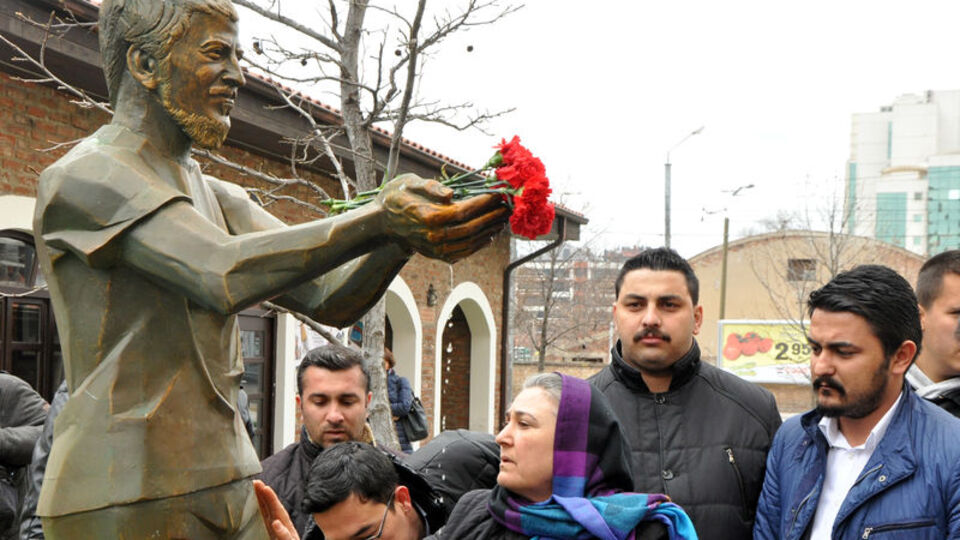 Oğullarının heykeline karanfil bıraktılar