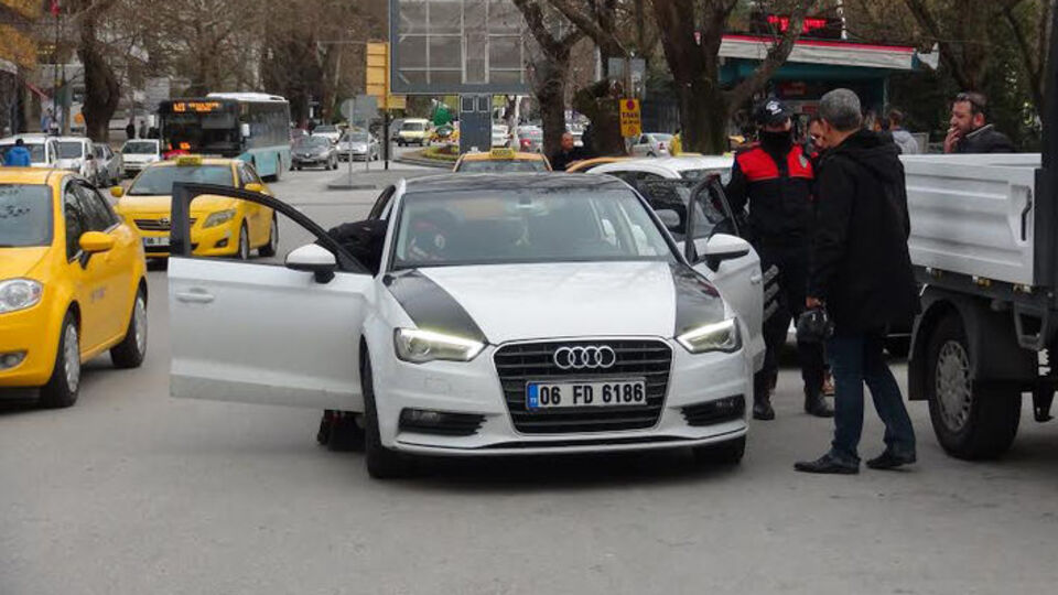 'Bomba' söylentisi, koca caddeyi boşalttı!