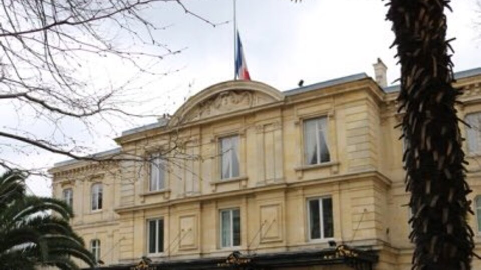 Fransa Ankara için bayrakları yarıya indirdi