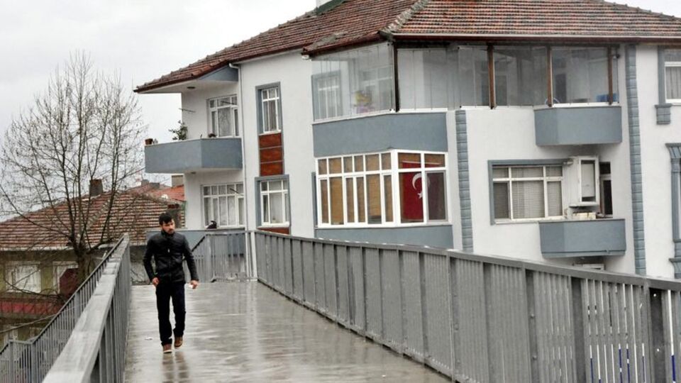 'Evimin içi görünüyor' dedi, yıkım kararı çıkarttı!