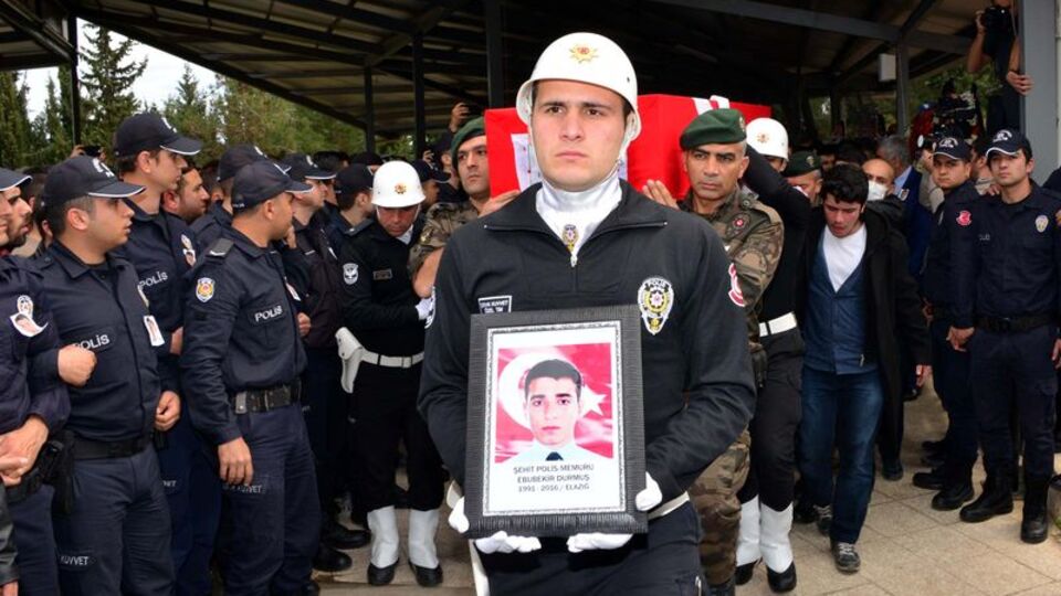 Şehit polis son yolculuğuna uğurlandı