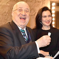 Macias’tan Sam’a övgü