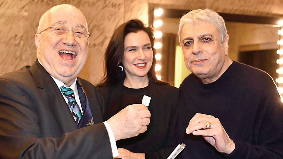 Macias'tan Sam'a övgü