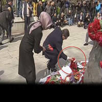 Başbakan karanfil bıraktı, yerdeki Türk Bayraklarını kaldırdı