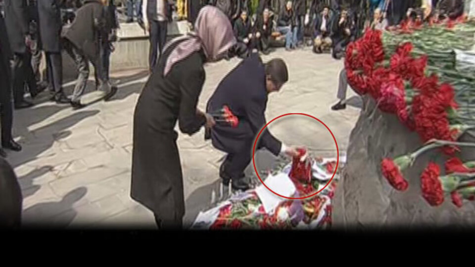 Başbakan karanfil bıraktı, yerdeki Türk Bayraklarını kaldırdı