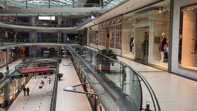 AVM ve metrolar bomboş!