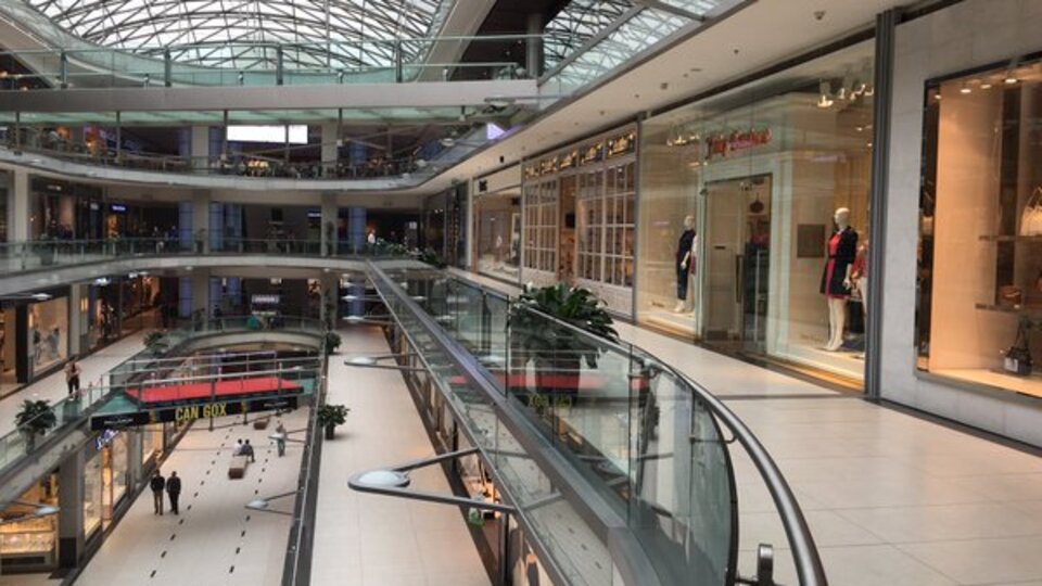 AVM ve metrolar bomboş!