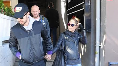 Taze aşıklar koruma tuttu